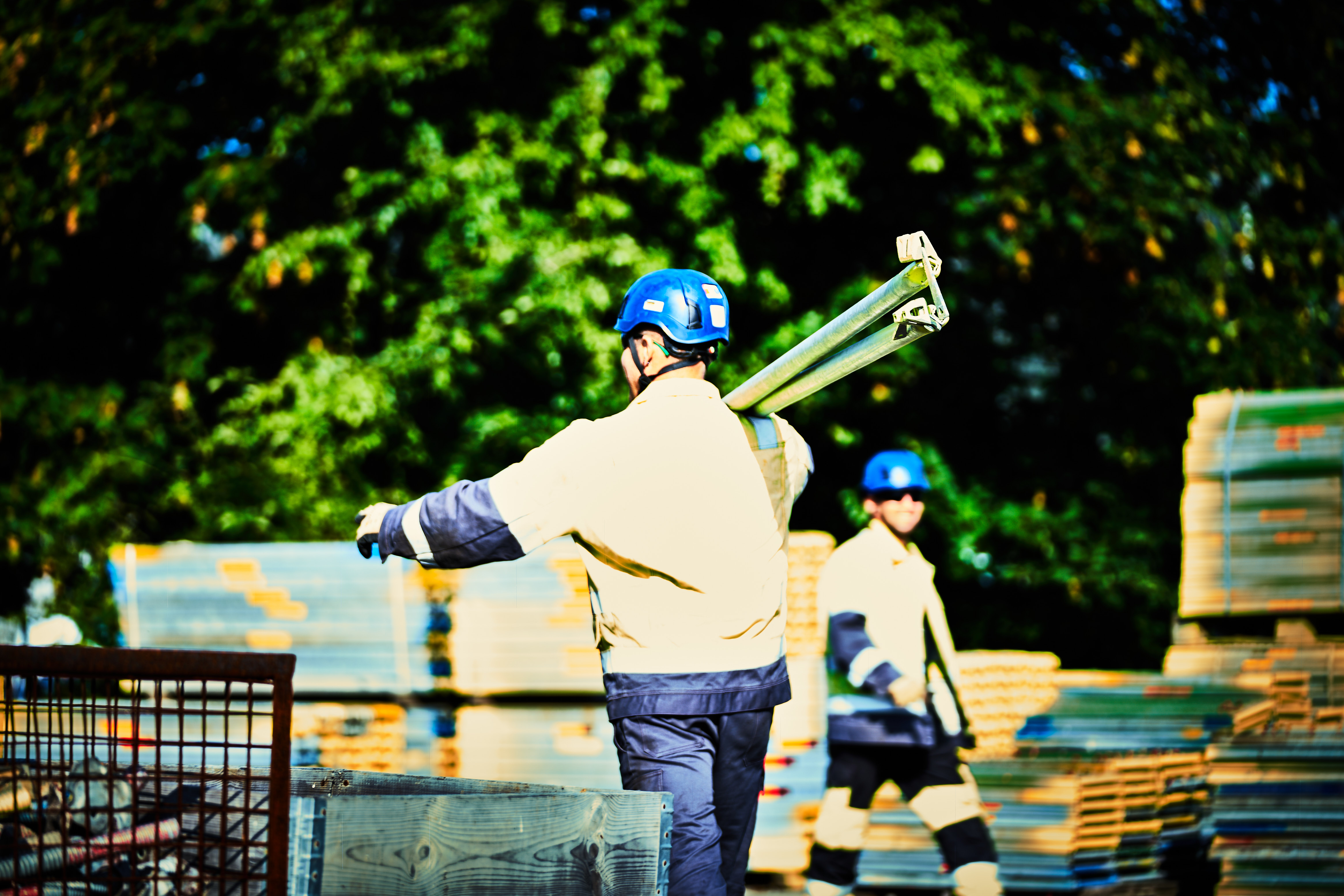 KAEFER employee carrying scaffold materials on site