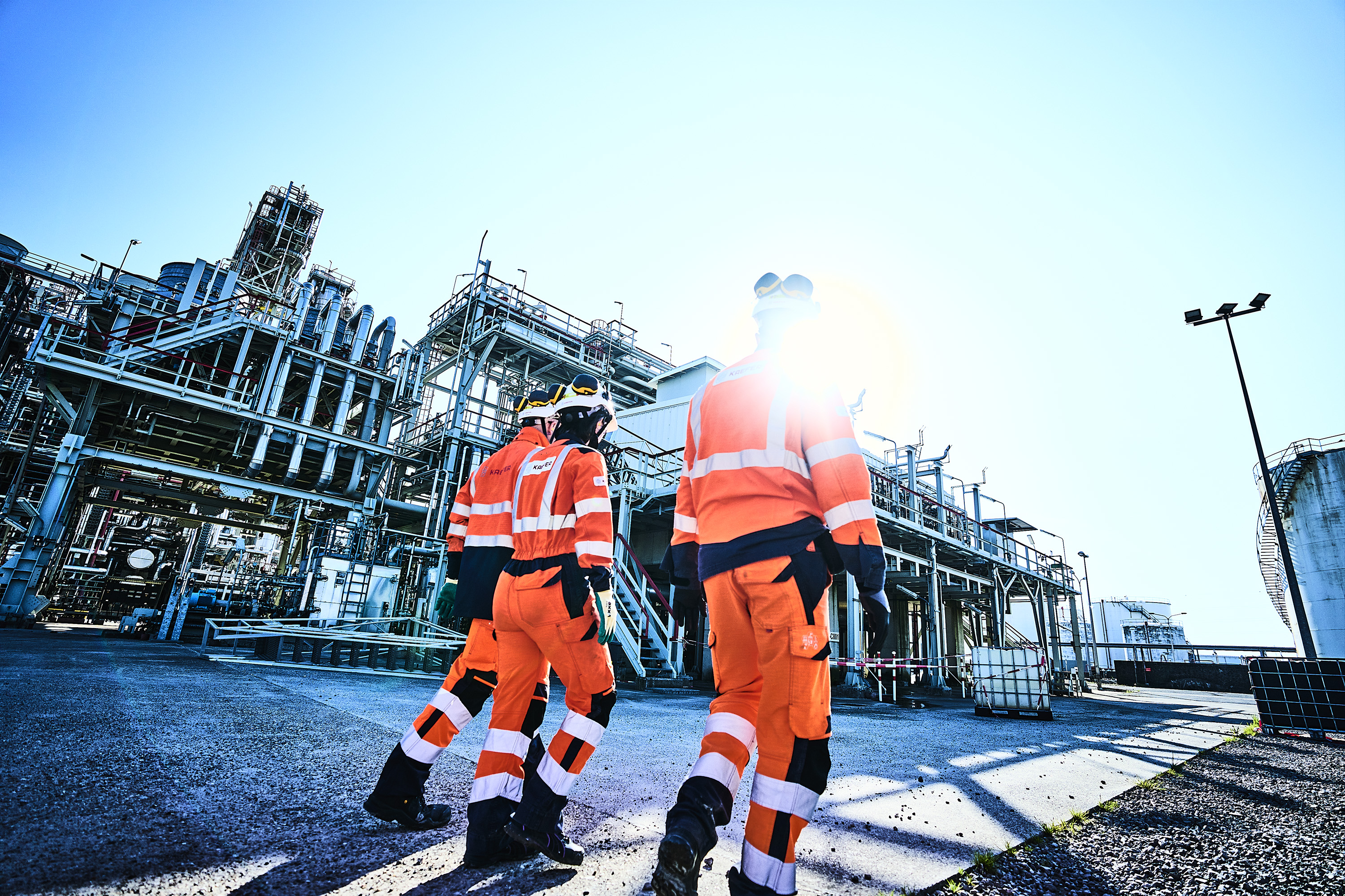 KAEFER employees on site on a sunny day